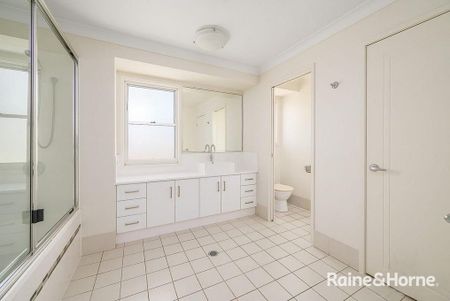 LARGE TOWNHOUSE WITH COMPLEX POOL - Photo 4