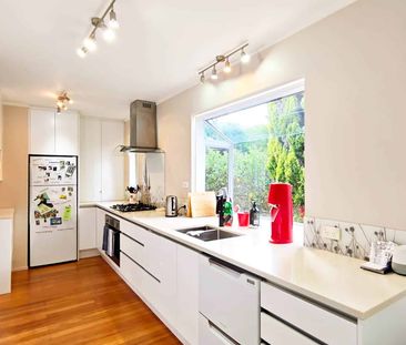 Spacious Family Living with Garden Oasis - Photo 3