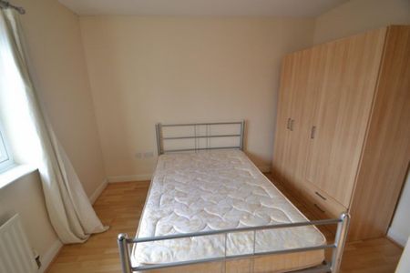 4 bedroom townhouse to rent - Photo 3