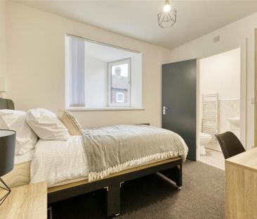 1 bedroom in a house share to rent - Photo 2