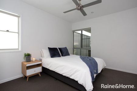 Spacious Modern Top-Floor Apartment with Breathtaking Views! - Photo 2