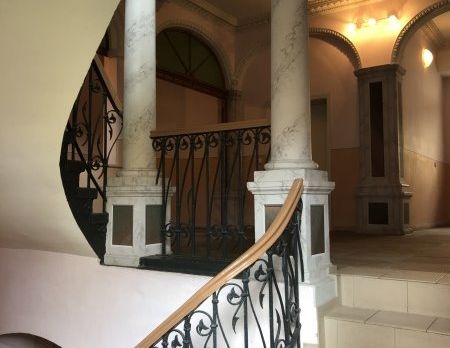 3-Zimmer-Dachgeschoss Wohnung mit BALKON, PKW-Stellplatz und offener Küche im Wohnzimmer zu vermieten! - Photo 1