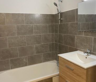 Location Appartement 2 pièces 49m² LES VANS 07140 - Photo 2