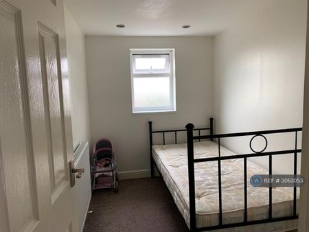 3 bedroom flat to rent - Photo 4