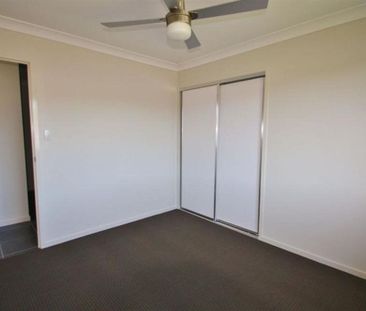 Spacious Family Home with Air Con and Huge Yard! - Photo 5