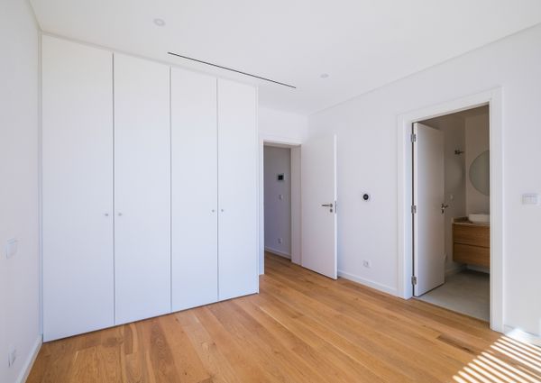 Moradia T6 de arquitetura moderna inserida no Golfe de Oeiras