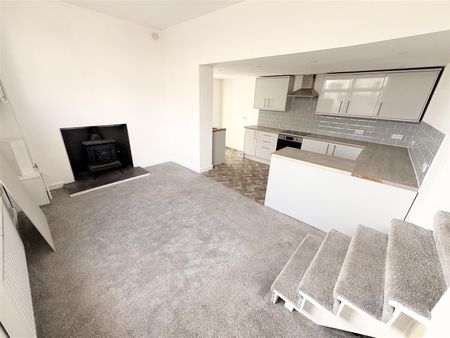 House - End Terrace For Rent Penn Street, Treharris - Photo 2