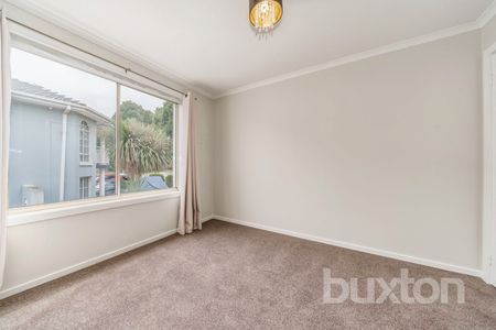 THREE BEDROOM DELIGHT IN PRIME LOCATION !!! - Photo 4