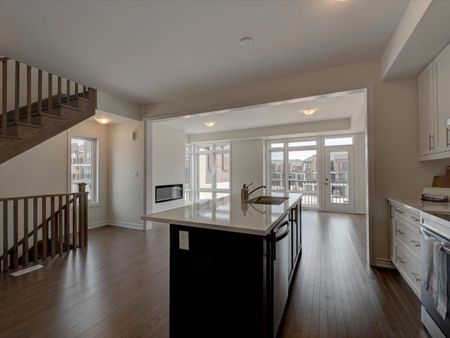 For Lease - 22 Griffith Street, Aurora, Ontario - Photo 2