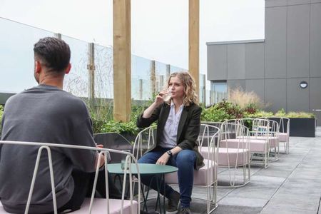 Thames Quarter .Split Level Gym . Fitness Studio. Pet Friendly . Resident Lounge . Workspaces . Roof Terrace . Private Dining Room. Onsite Management Team . Fre - Photo 3