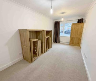 4 bedroom semi-detached house to rent - Photo 4