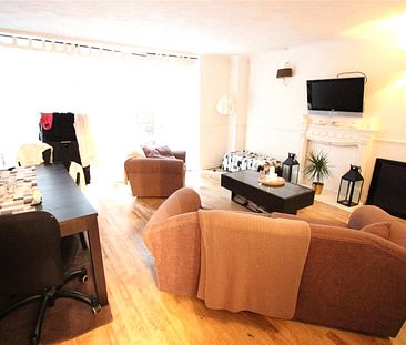 Large Double Room in Three Bedroom Flat- E14 - Photo 5