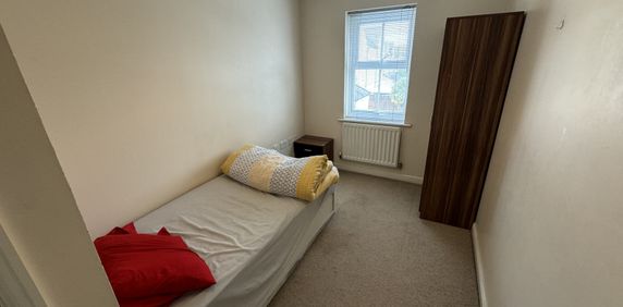 WF1, Wakefield - Photo 2