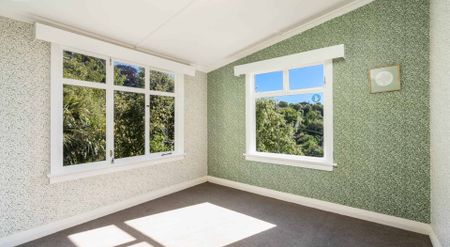 Sunny Upstairs Apartment - Photo 4