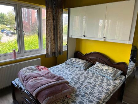 4 Bed Terraced House, Turnpike Link, CR0 - Photo 4