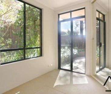 Modern One Bedroom Apartment with Private Courtyard - Photo 2