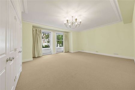 Lateral four bedroom family apartment set within a portered block and over 2106 square feet - Photo 3