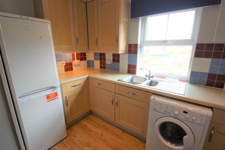 3 bedroom flat to rent - Photo 4
