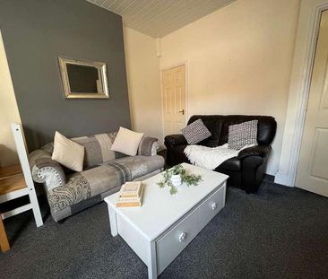 Spacious Bedroom House, LN1 - Photo 4