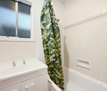 Located in the heart of Hillcrest, this desirable three-bedroom hom... - Photo 6