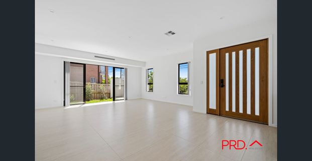 Stunning brand new villa of impressive scale and design - Photo 1