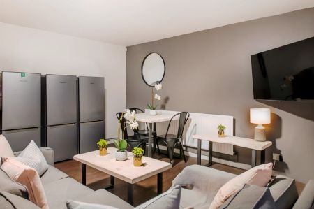 5 Bedrooms 2 Bathrooms - Photo 5