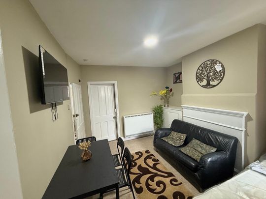 1 Bed Flat, Curzon Street, RG30 - Photo 1