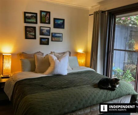 “Beautiful Home with Pool in Frankston - Lifestyle &amp; Location Combined” - Photo 5