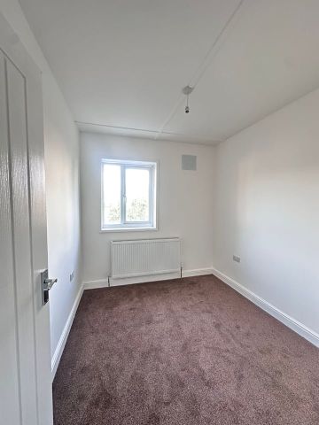 3 Bed Terraced House, Hornfair Road, SE7 - Photo 2