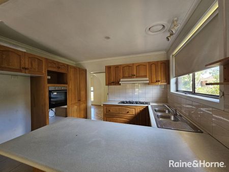 10 Bianchi Court, Keilor Downs, VIC 3038 - Photo 5