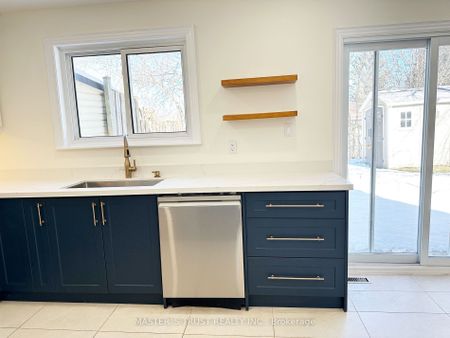 For Lease - 802 Greenfield Crescent, Newmarket, Ontario - Photo 2