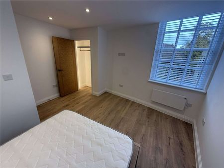A newly converted 1 bedroom apartment to rent at Market Place in the heart of Reading's town centre. Having been superbly converted, offering a very high standard of presentation throughout. - Photo 3