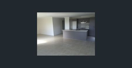 This property is in a great and quite location, fronting onto the National Reserve. Parks and shopping centre are only a few minutes' walk away. - Photo 4