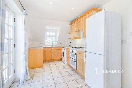3 bedroom maisonette to rent Thames Street, Weybridge, Surrey, KT13 - Photo 4