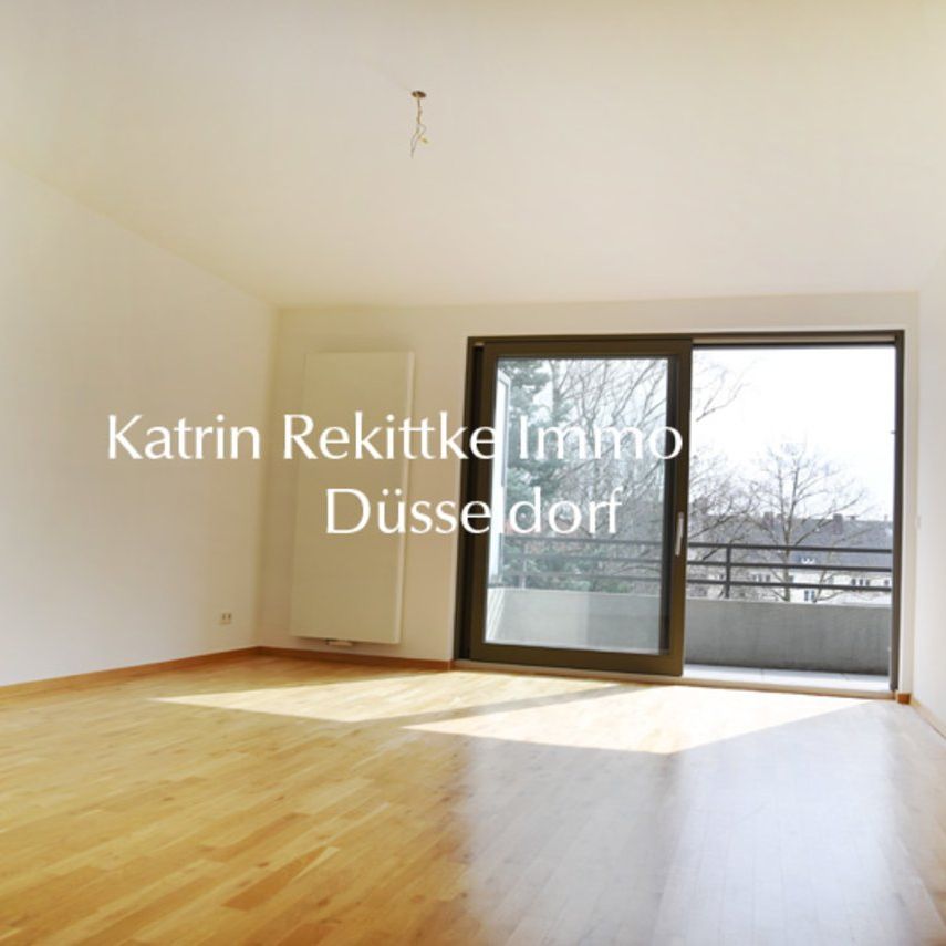 BEZAUBERNDE WOHNUNG MIT TOP AUSSTATTUNG, GROßEM SÜDBALKON, EINBAUKÜCHE UND PARKPLATZ - Photo 1