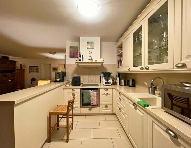 Herrliche Aussicht: Neuwertige 3 Zi-Wohnung mit Lift + Balkon, Einbauküche gegen Ablöse, ab März - Foto 1