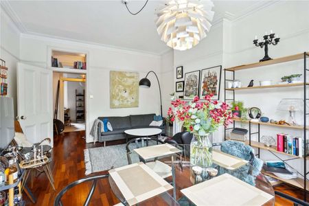 A beautifully presented and charming two bedroom flat on Prince of Wales Drive. - Photo 3