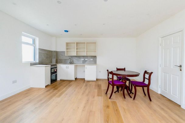 3 bedroom Flat To Let Total Size: 1200 SQ FT - Photo 1