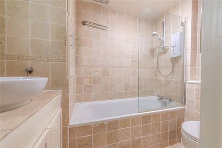 A bright and spacious one bedroom apartment on the top floor of a period conversion with a private roof terrace - Photo 5