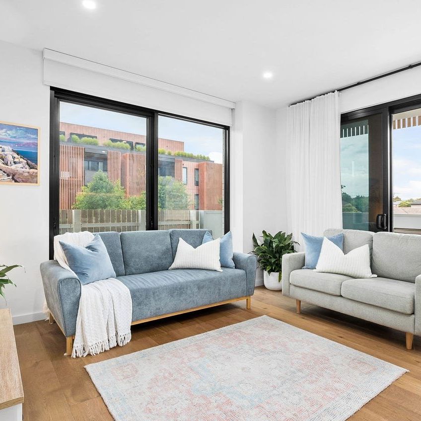 Light Filled 2 Bedroom Corner Apartment Directly Overlooking Lush Green Park - fully furnished - Photo 1
