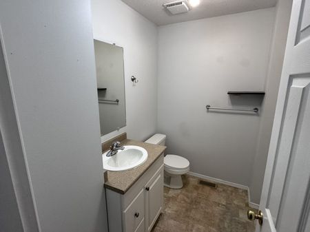 FREE RENT! West Kelowna Top Floor 3 Bedroom with Storage - Photo 3