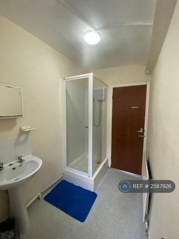 1 bedroom in a flat share to rent - Photo 4