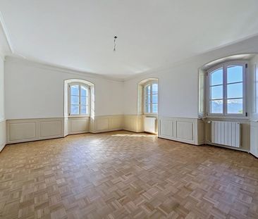 À louer – 4.5 pièces rénové de 150 m² avec jardin, garage et vue pa... - Photo 2