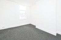 Property For Let: First Floor Flat - Photo 5