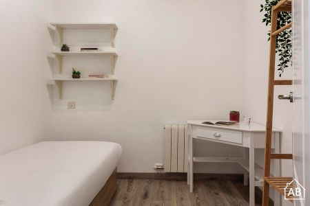 Charming 3-Bedroom Apartment in Poble Sec - Photo 3
