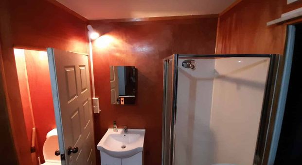 Self-contained sleepout plus garage Papatoetoe - Photo 1