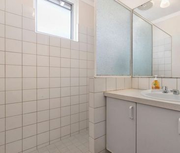 Comfortable living on a quiet street! - Photo 4