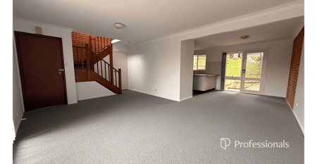 FRESHLY PAINTED 3 BEDROOM TOWNHOUSE - Photo 2