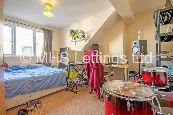 7 Bedroom Semi-Detached House for rent in St. Michaels Lane - Photo 1