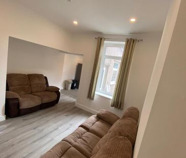 4 bedroom end of terrace house to rent - Photo 2